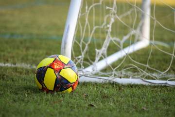 前裁判：第一个点球存疑，马竞点球没疑问，埃泽点球取消正确（配图示意）